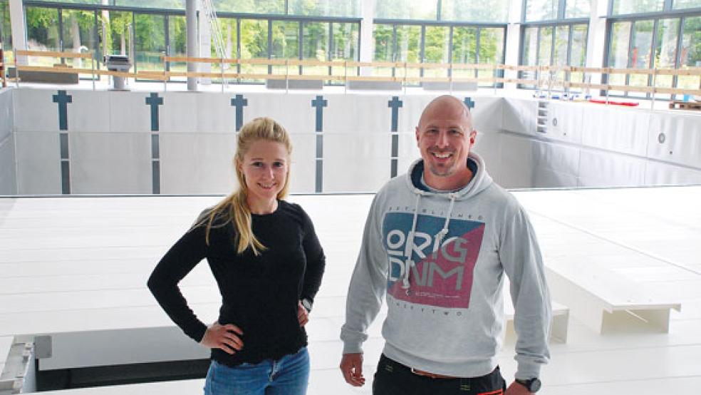 Sophia Stolte leitet im »Plytje« den Kassenbereich. Zusammen mit Geschäftsführer Markus Tippelt steht sie im trockengelegten Sportbecken. © Foto: Thorweger