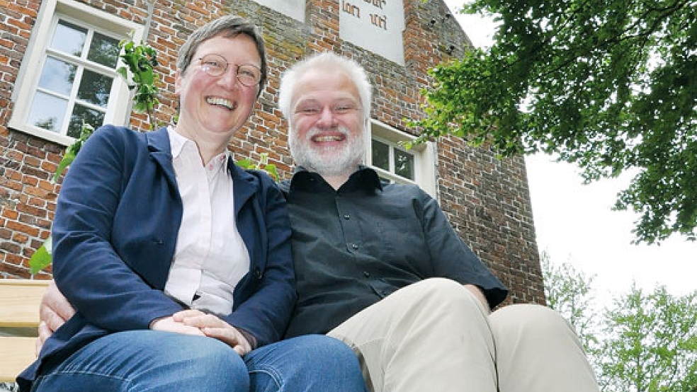 Pastorin Barbara Wündisch-Konz und ihr Mann Ralf Buchholtz haben sich in Stapelmoor sehr gut eingelebt. Sie fühlen sich im Rheiderland wohl.  © Foto: Boelmann