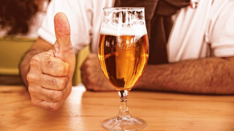 Einigung im Kreis Aurich: Der Alkoholausschank am Tisch ist an Himmelfahrt erlaubt. Verboten bleibt der Außer-Haus-Verkauf. © Foto: pixabay