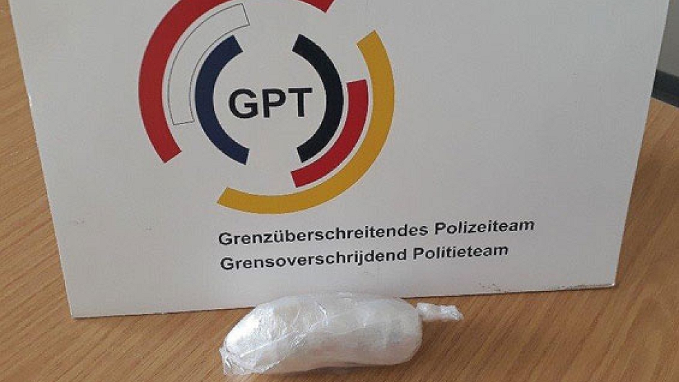 Diesen Beutel mit rund 40 Gramm Kokain beschlagnahmte die Polizei bei einem Autofahrer in Wymeer. © Foto: Bundespolizei