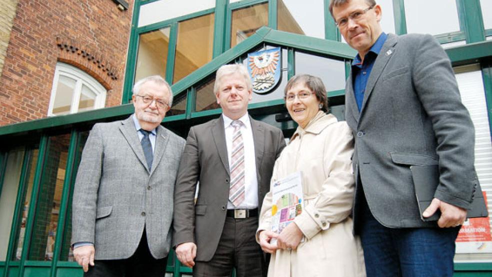 Detlev Maaß (rechts) bei einem Besuch in Weener mit (von links) dem VHS-Vorsitzenden Jörg Furch, Bürgermeister Ludwig Sonnenberg und VHS-Außenstellenleiterin Theresia Sommer. © Archivfoto: Hoegen