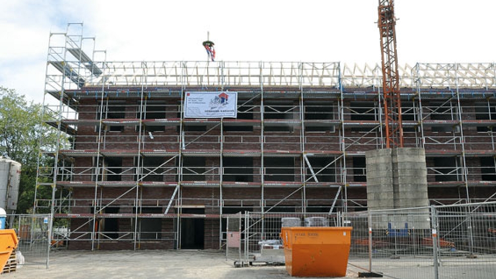 Im Anbau der Oberschule an der Wiesenstraße in Weener, hier ein Archivbild vom Richtfest des Gebäudes, läuft mittlerweile der Innenausbau. © Archivfoto: Boelmann