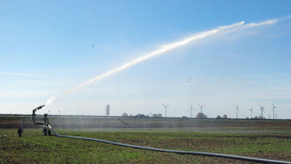 Für die Feldberegnung wird im Rheiderland Wasser aus den Tiefs der Sielacht Rheiderland entnommen. Hier eine Anlage in Aktion in Holtgaste. © Archivfoto: Hoegen