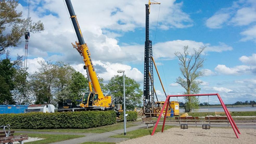 In Grund und Boden gestampft: Mit schwerem Gerät ist die Firma König aus Stade auf dem Gelände an der Ems in Jemgum seit einigen Tagen mit der Pfahlgründung für den Neubau des Wassersportvereins »Luv-up« beschäftigt. © Foto: Hanken