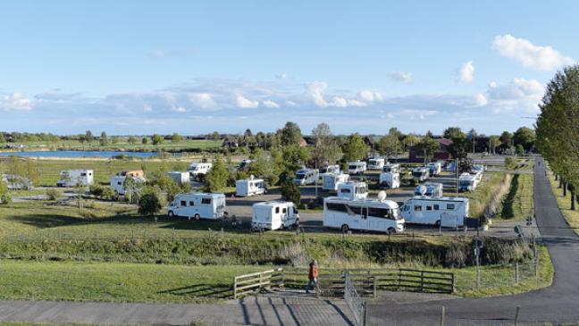 Neue Lockerheit: Wohnmobile steuern wieder Stellplatz am Deich in Ditzum an