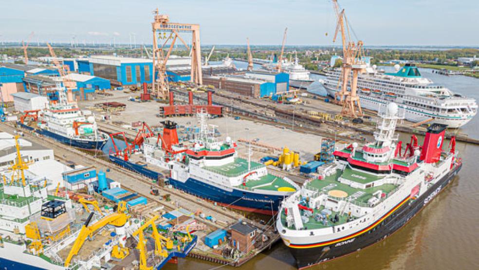 Gerade noch in Emden, jetzt in heikler Mission: Die »Maria S. Merian« (Mitte) und die »Sonne« (rechts) befinden sich auf dem Weg von Bremerhaven nach Svalbard in Norwegen. Das Bild zeigt die Schiffe noch bei der EWD. © Foto: Klein/Ruhland