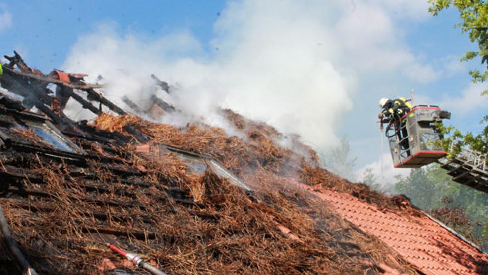 Die Dachhaut wurde mittels Motorsägen geöffnet, um das Feuer bekämpfen zu können und einen Rauchabzug zu schaffen. © Foto: Kreisfeuerwehr Aurich