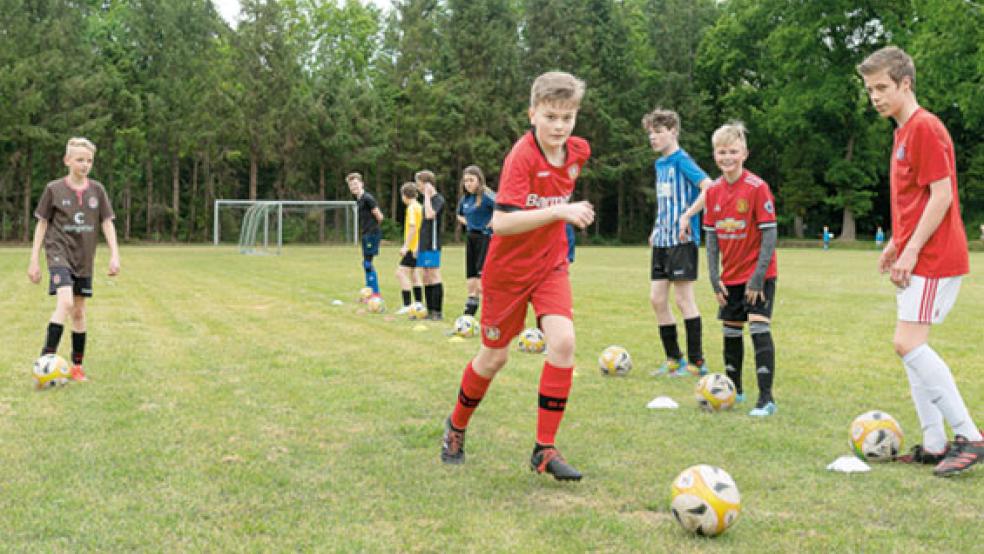 Trainingsspiele können die D-Jugend-Fußballer beim TuS Weener noch nicht machen. Es gilt, Abstand zu halten. © Foto: Bruins