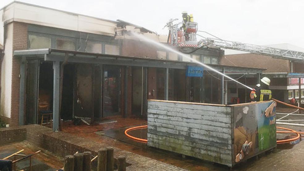 Die Feuerwehrleute mussten sich zwischenzeitlich aus dem Innenbereich zurückziehen, weil das Dach einstürzte. Der Einsatz dauerte rund viereinhalb Stunden. © Foto: Feuerwehr (Uwe Wunder)