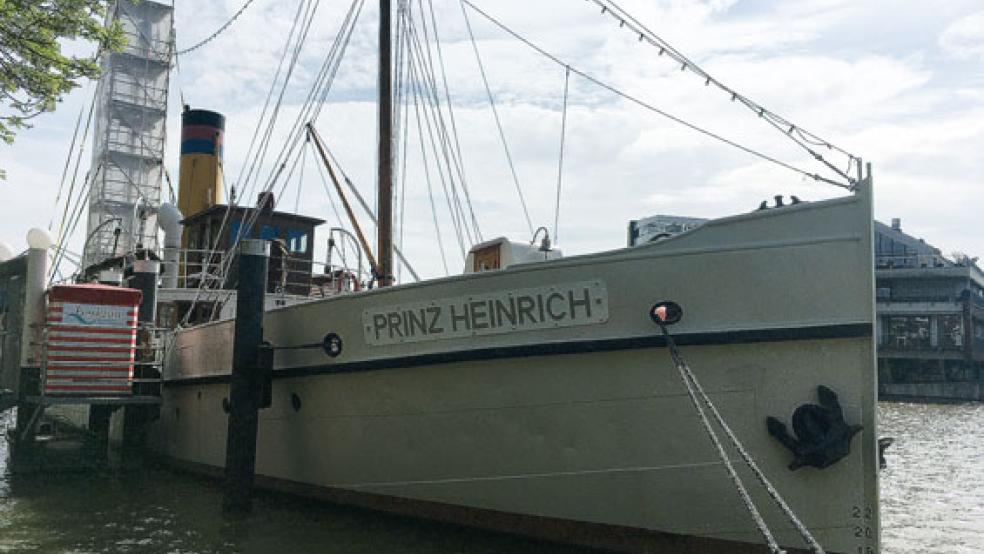 Im Leeraner Hafen liegt das historische Dampfschiff »Prinz Heinrich« vor Anker. Der Vorder- und der Achtermast wurden für Reparaturarbeiten von der Firma »Nietiedt« eingerüstet. Die Arbeiten an Bord wurden am Donnerstag beendet.  © Foto: Boelmann