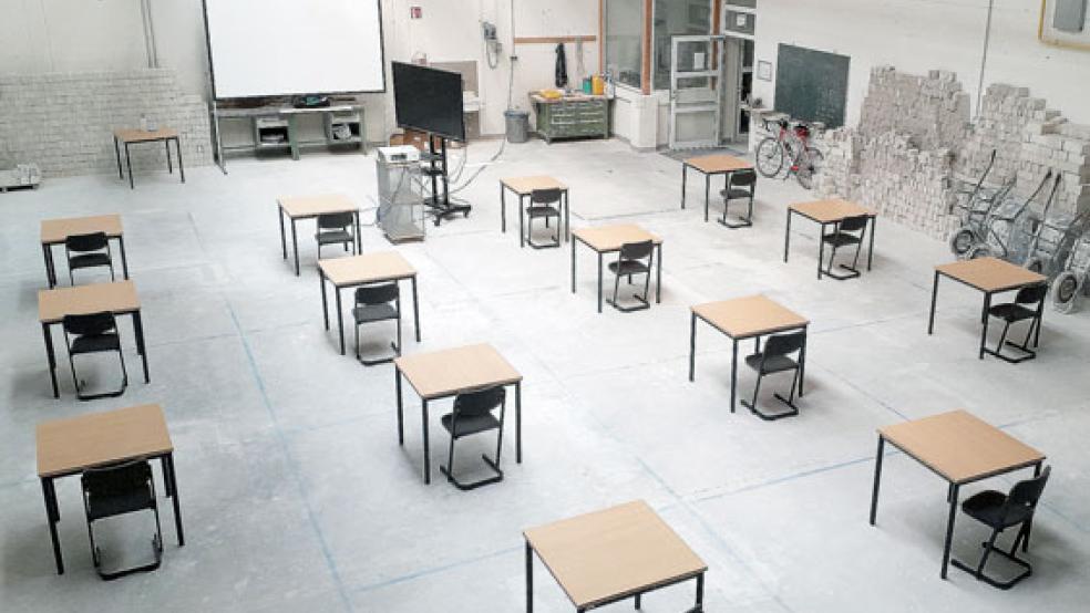 So ähnlich dürfte es auch in der Aula der Stapelmoorer Grundschule am Dienstag aussehen. Die Handwerkskammer für Ostfriesland hat die Bauhalle ihres Berufsbildungszentrums in Aurich zum Unterrichtsraum umfunktioniert. © Foto: HWK