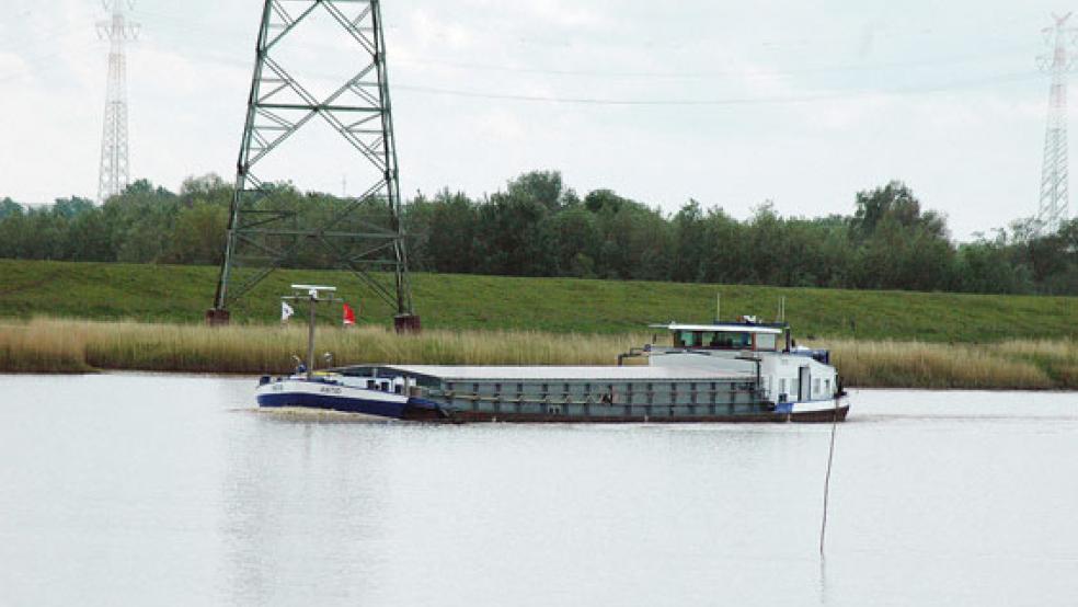Der Strommast im Vordergrund in Dorenborg (Westoverledingen) und der gegenüberliegende in Weener-Buschfeld wurden bereits 2008 neu und höher errichtet. Ein Jahr zuvor war mit zwei Masten einer weiteren Hochspannungsleitung, die im Hintergrund erkennbar ist, im Süderhammrich in Weener und in Mitling-Mark ebenso verfahren worden.  © Foto: Szyska