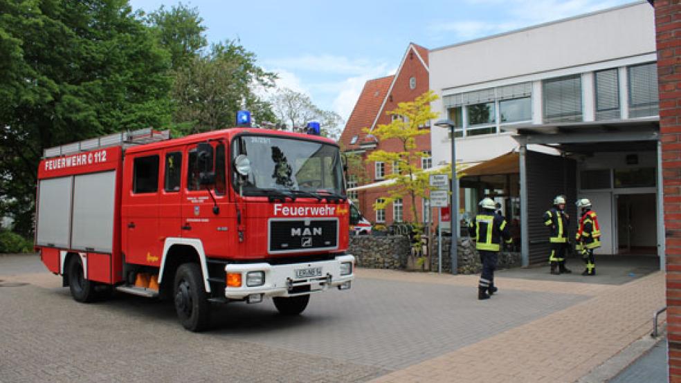 Die Feuerwehr rückte heute Mittag zweimal zum Krankenhaus Rheiderland in Weener aus. © Foto: Rand/Feuerwehr