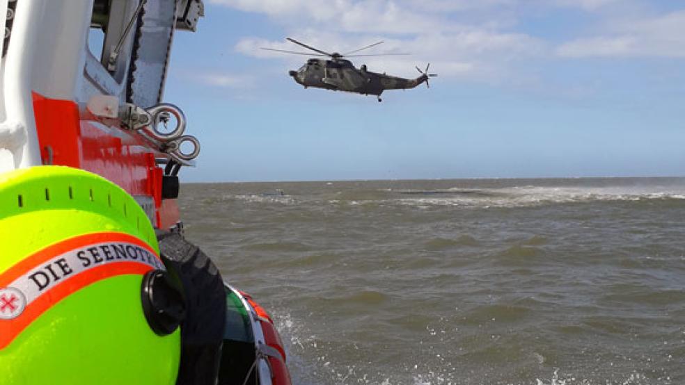 Seenotretter und Marineflieger waren gemeinsam im Einsatz für zwei Segler, deren Jolle vor Spiekeroog gekentert war. © Foto: Die Seenotretter/DGzRS