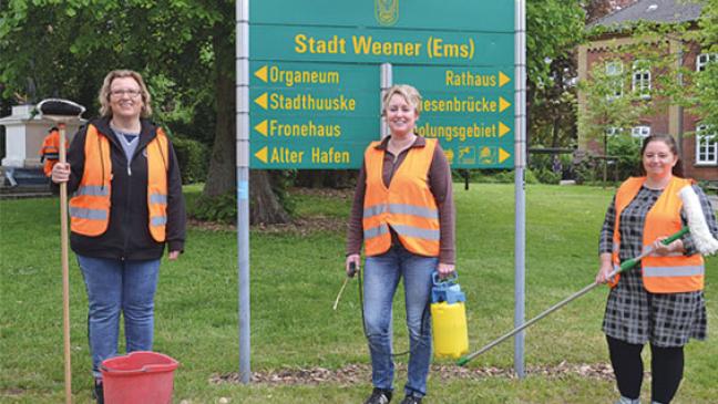 Reinigungskräfte säubern Verkehrsschilder im gesamten Stadtgebiet