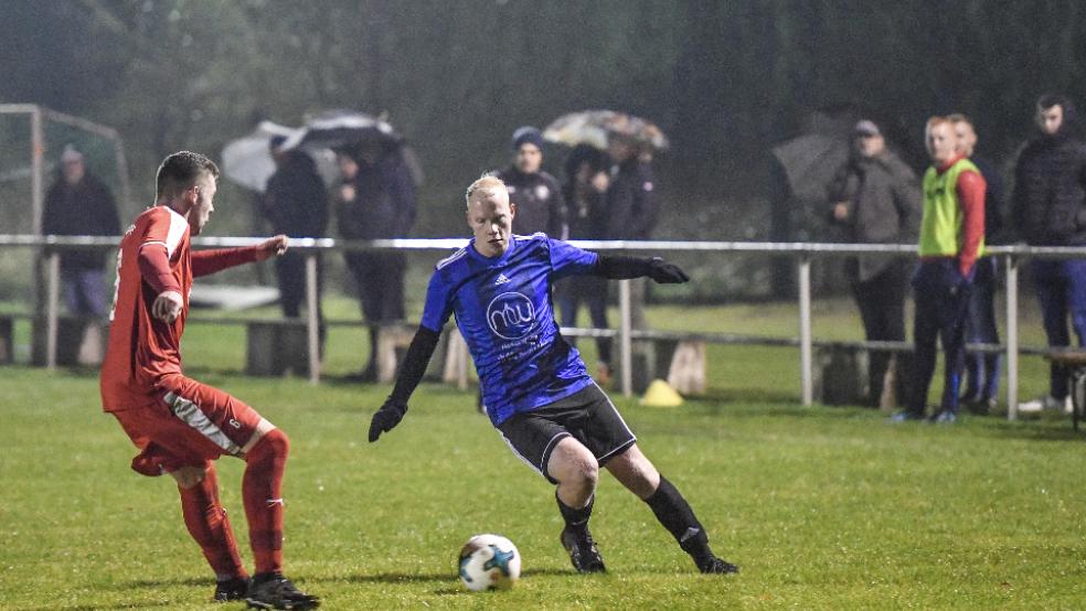 Markus Geuken (rechts, hier im Derby gegen Bunde III) von der SG Ditzum/Ditzumerverlaat trug mit 13 Toren in der Ostfrieslandklasse C4 dazu bei, dass sein Team nun Tabellenführer ist. © Foto: Bruins
