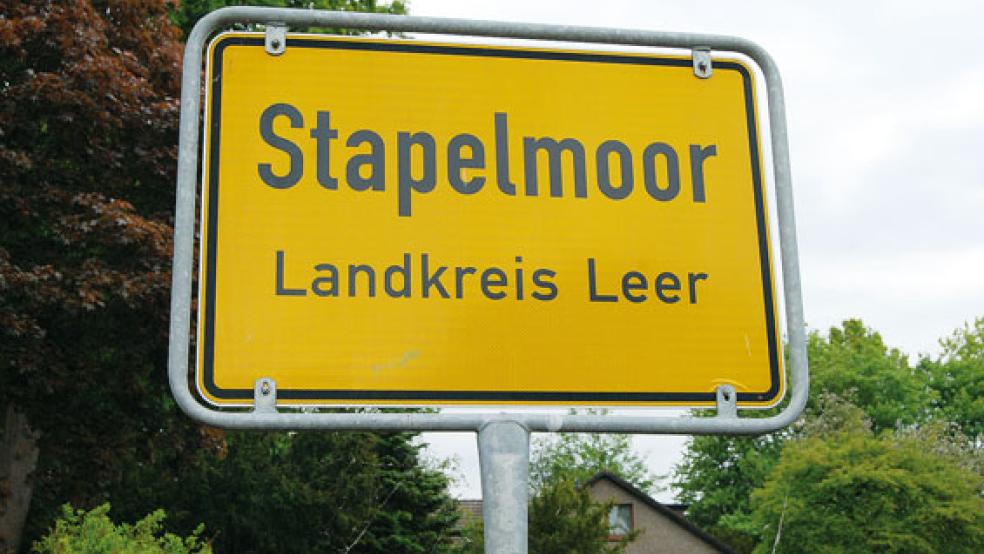Offenbar bei Dieben begehrt: Ortsschilder. Hier das Schild am Ortseingang aus Richtung Diele, auf der Rückseite ist es mit »Diele - Landkreis Leer« beschriftet. © Foto: Hoegen