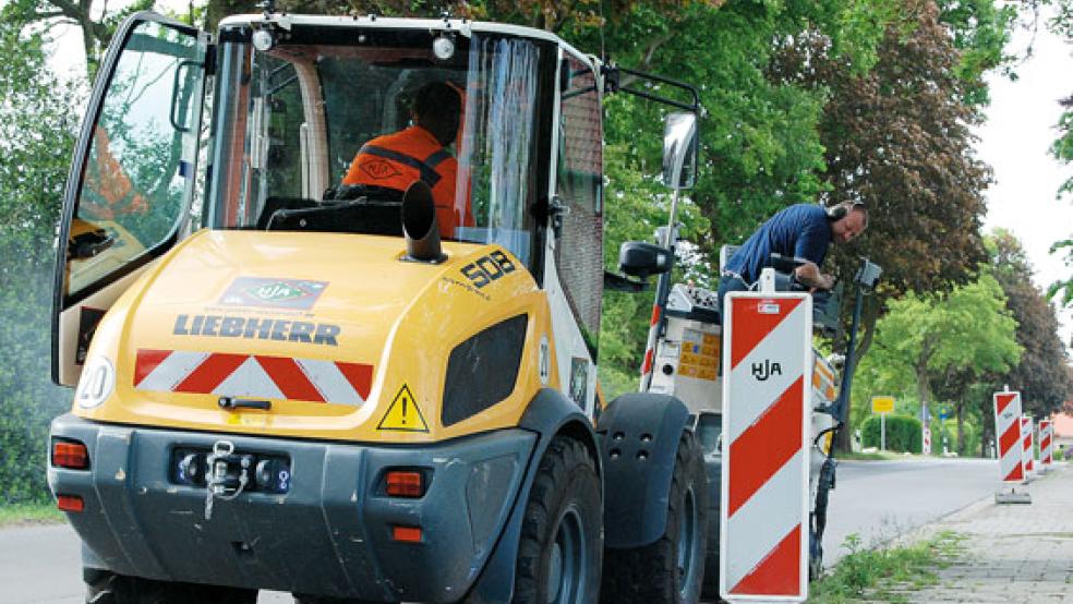 Seit gestern laufen die Bauarbeiten auf der Landesstraße 31 im Bereich Stapelmoor/Diele. © Foto: Hoegen