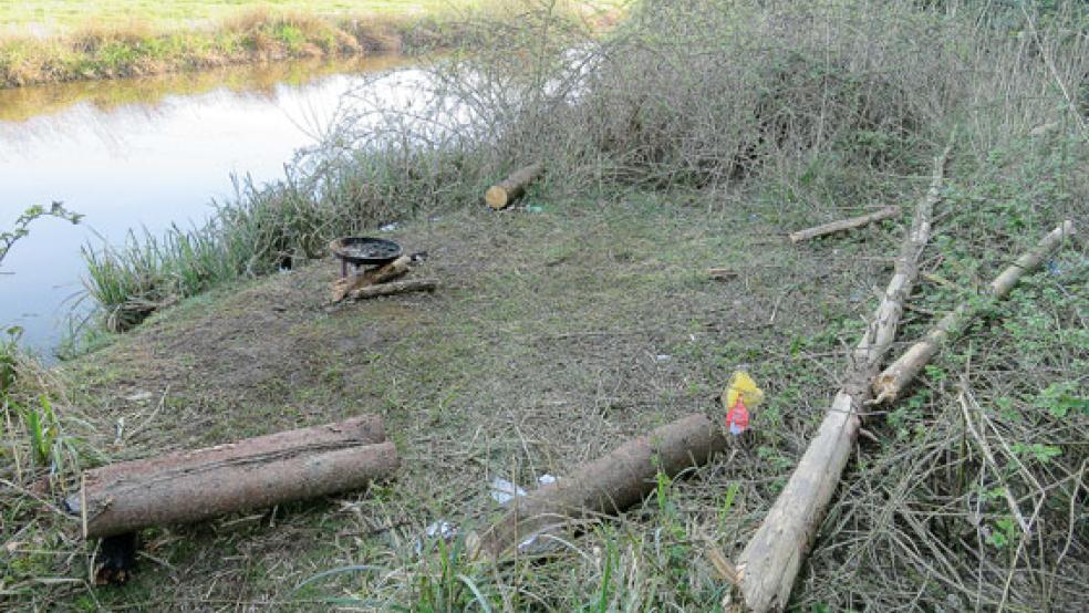 Im Wäldchen am Dwarstief haben Unbekannte unerlaubterweise Feuer gemacht. Auch das Müllablagern und das Beschädigen von Gehölzen ist verboten.  © Foto: Kolthoff