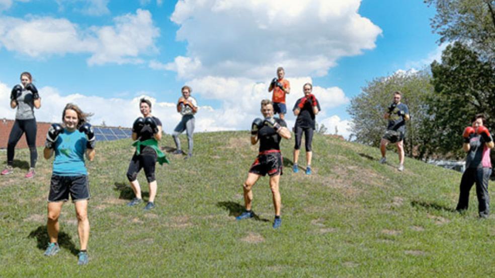 Die Kampfsportler des Chikara-Gyms aus Bunde trainierten am Sonnabend erstmals wieder - mit genügend Abstand. © Foto: privat