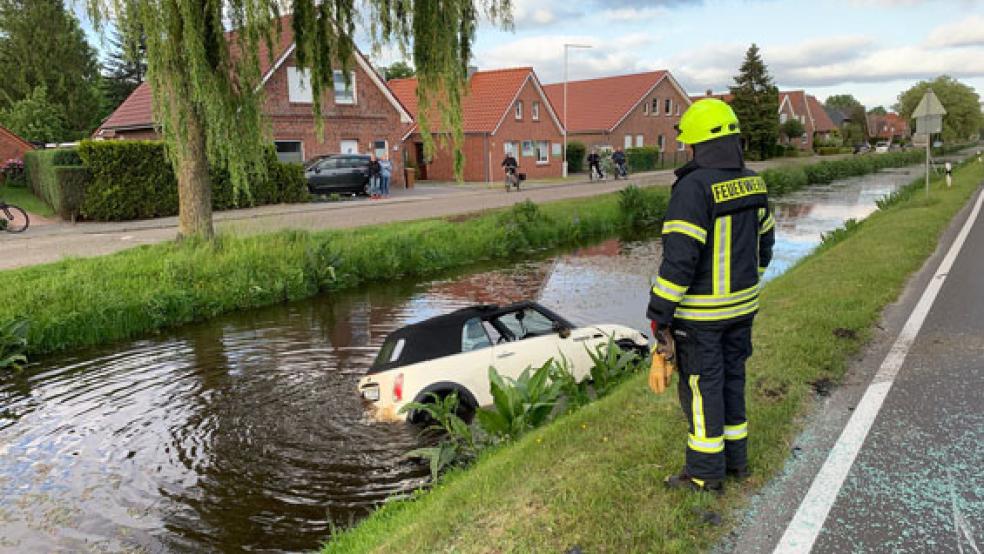 Der verunglückte Mini Cooper im Mittelkanal. © Foto: Feuerwehr