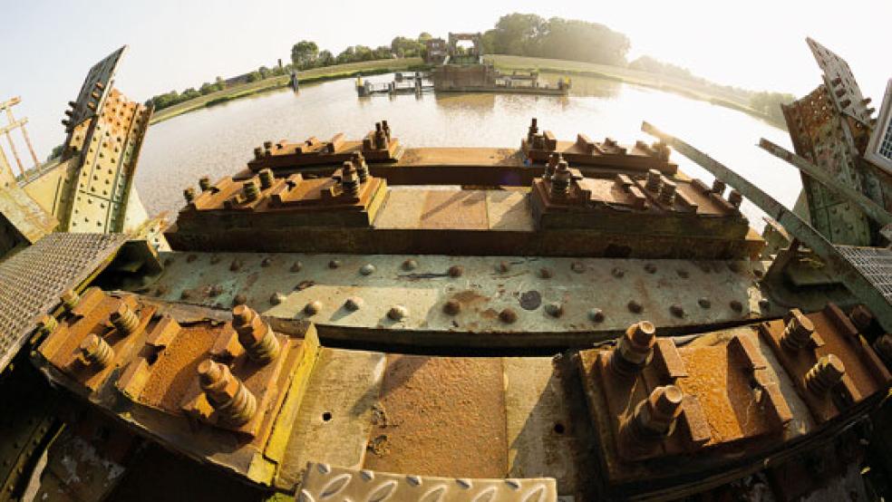 Die Friesenbrücke aus einer ungewöhnlichen Perspektive. © Mohssen Assanimoghaddam - dpa