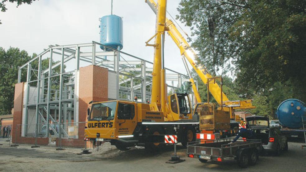 Mit einem Autokran wurden im September und November 2018 insgesamt acht Filterkessel mit Aktivkohle zur Trinkwasser-Aufbereitung in eine eigens zu diesem Zweck gebaute Halle hinter dem Wasserwerk in Weener gehievt. © Foto: Szyska