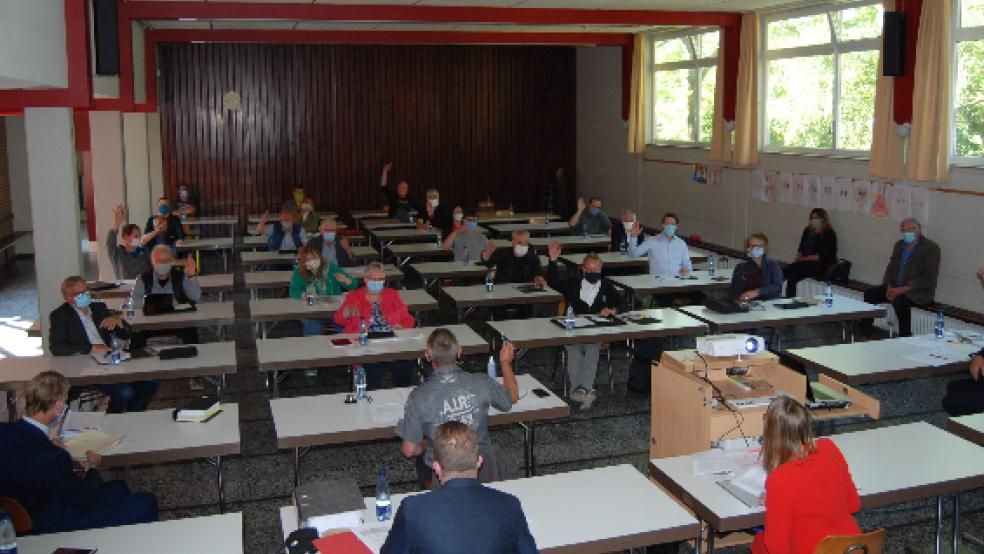 Der Rat stimmt dem Haushalt 2020 per Handzeichen einmütig zu. © Hoegen