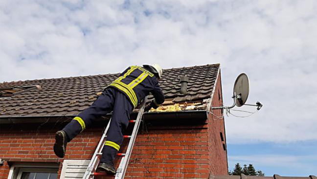 Schwelbrand unter den Dachziegeln