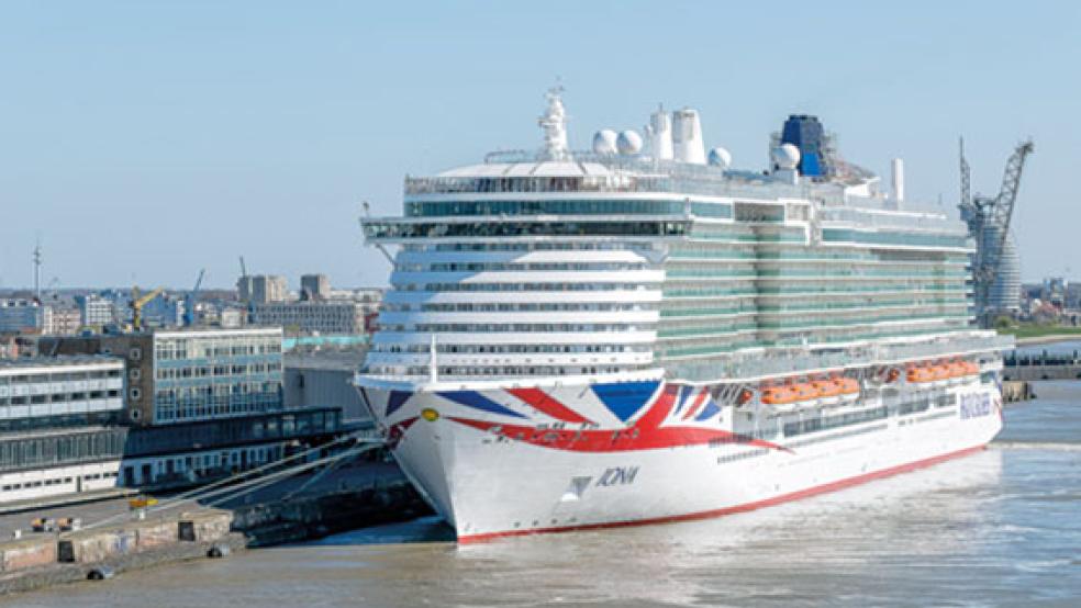 Das auf der Papenburger Meyer Werft gebaute Kreuzfahrtschiffe »Iona« liegt noch in Bremmerhaven vor Anker. In wenigen Tagen legt das Schiff ab.  © Foto: Marc Petrikowski 