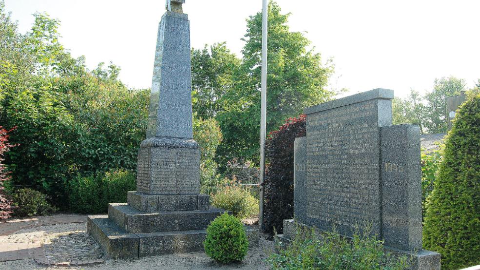 Das Ehrenmal an der Hauptstraße in Stapelmoor. Die Namen der Gefallenen des Ersten Weltkrieges - links im Bild - sind mittlerweile nur noch schwer zu lesen. © Foto: Hoegen