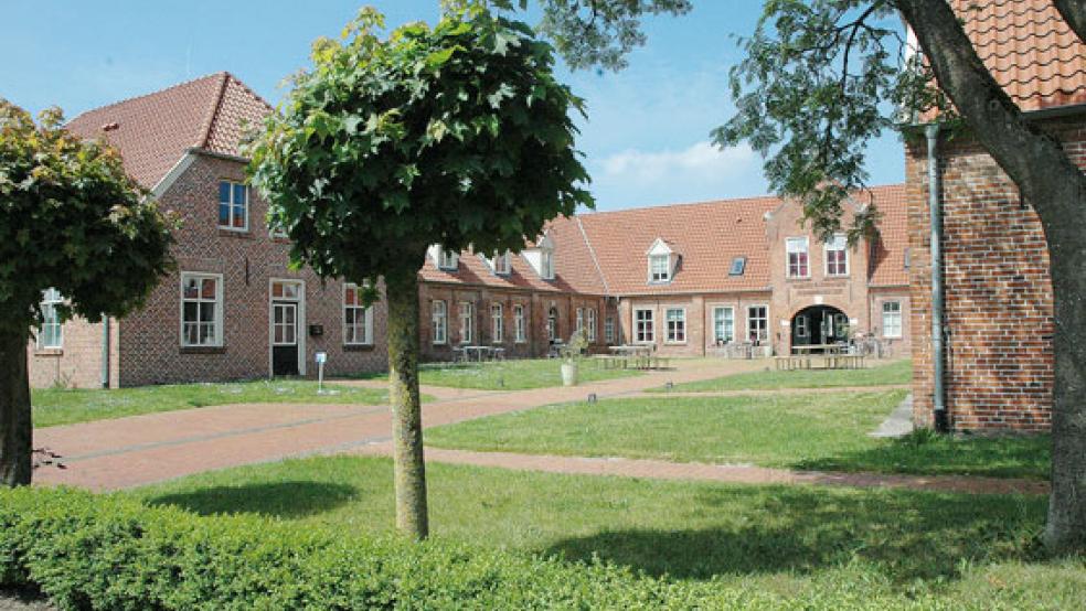 Die Jugendherberge an der Süderkreuzstraße in der Altstadt von Leer wurde 1788 als Armenhaus errichtet und diente nach dem Zweiten Weltkrieg als Seniorenheim und Waisenheim. Seit 1982 wird das denkmalgeschützte Gebäude als Jugendherberge genutzt. Nach Umbau und Sanierung wurde es 2012 nach dem jüdischen Rabbiner Manfred Gans benannt.  © Foto: Szyska