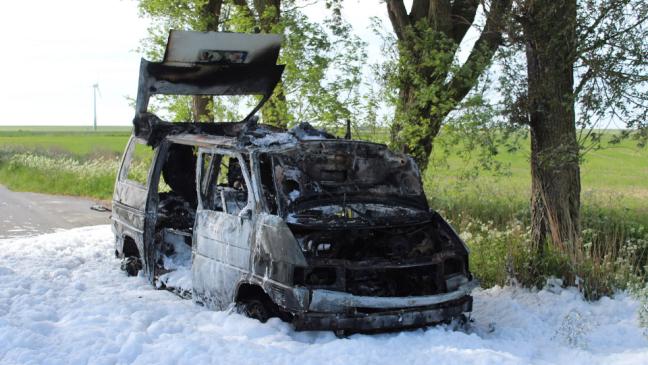 Campingbus brennt völlig aus