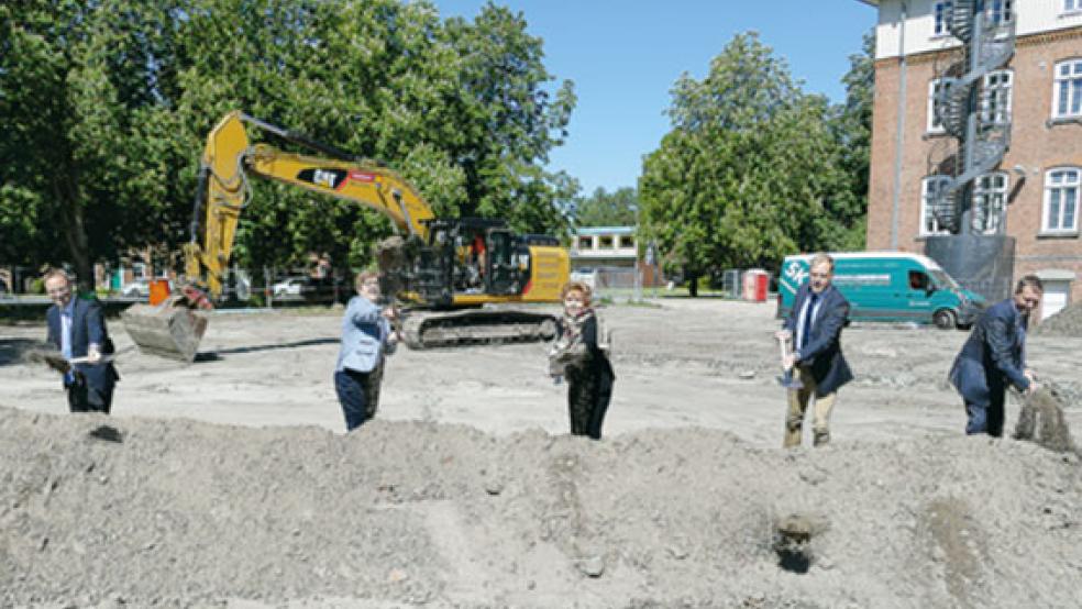 Große Vorfreude beim Spatenstich für den Erweiterungsbau (von links): Oberstaatsanwalt Florian Eiser, Cristina von Polzniak-Bierschenk vom Staatlichen Baumanagement Emsland-Osnabrück, Justizministerin Barbara Havliza (CDU), der Auricher Landtagsabgeordnete Wiard Siebels (SPD) und Generalstaatsanwalt Andreas Heuer.  © Foto: Jürgens