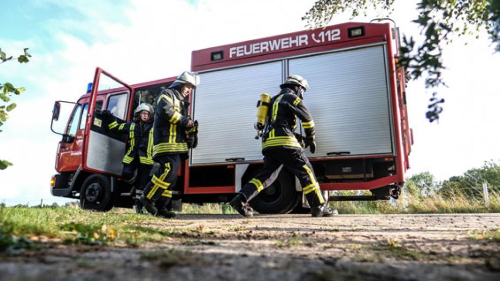 Schnell unter Kontrolle hatten die Feuerwehren Weener und Weenermoor den Brand an der A 31. © Foto: RZ-Archiv