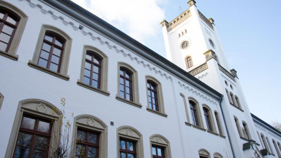 Vor dem Landgericht Aurich wurde jetzt das erste Urteil im Zusammenhang mit Korruptionsvorwürfen im Klinikum Leer gesprochen. © Foto: RZ-Archiv