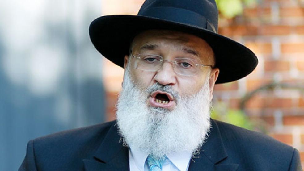 Der Kantor der jüdischen Gemeinde Osnabrück, Baruch Chauskin, singt vor der ehemaligen jüdischen Schule Leer ein typische Lied zu Schavuot, dem jüdischen Wochenfest.  © Foto: Preuß