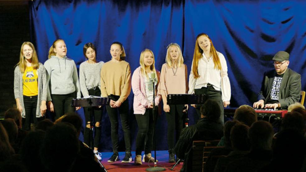 Viel und lange geübt: Bereits im Januar präsentierte ein Teil des Ensembles mit ihrem musikalischen Leiter Tillmann Kleemann-Anders im Gulfhof Freespum erste Auszüge aus dem Theaterstück.  © Foto: Jürgens