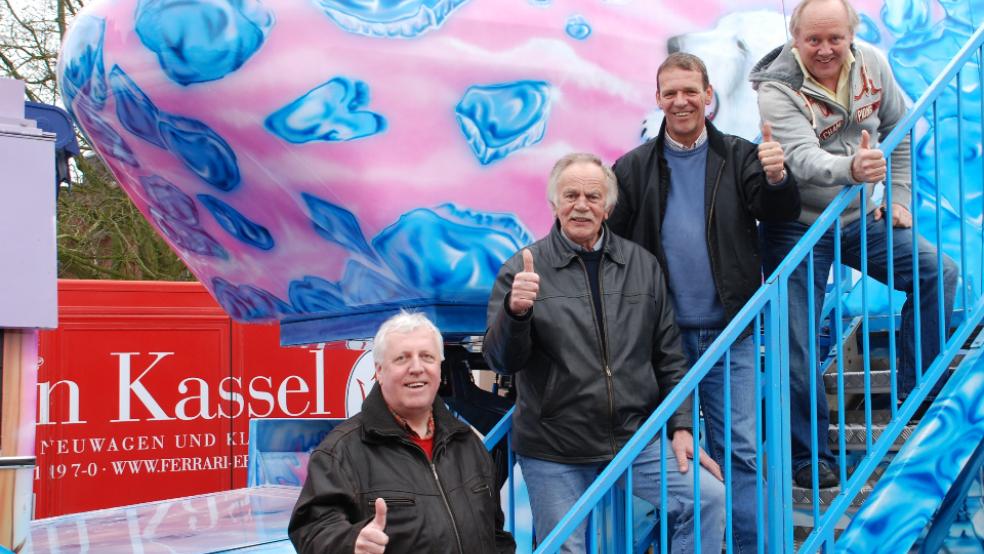 Damals war Corona noch keine Bedrohung, sondern höchstens eine Biersorte: Die Schausteller Berni Tacke (von links), Theo van Halle und Jonny Eden mit dem damaligen Marktmeister Gerold van Hoorn beim Johannimarkt im April 2011. © Hoegen (Archiv)