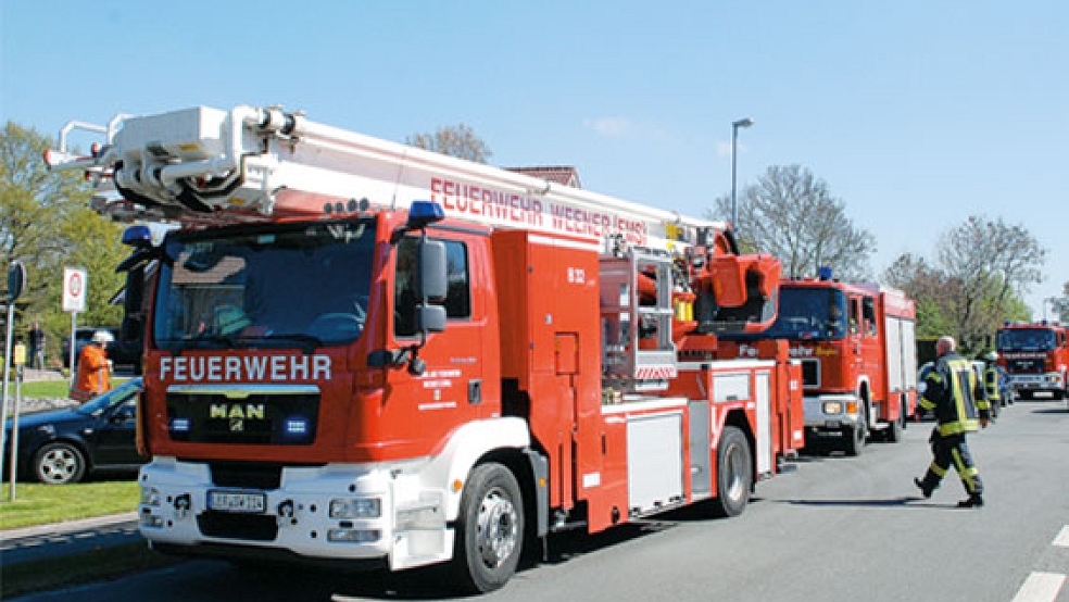 Seit zehn Jahren hat die Freiwillige Feuerwehr Weener ihre Hubrettungsbühne in Betrieb. Jetzt muss das Spezialfahrzeug wie gesetzlich vorgeschrieben gewartet werden. © Foto: Hoegen