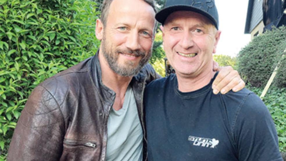 Gute Kollegen: Mit »Tatort«-Kommissar Wotan Wilke Möhring (links), den er in waghalsigen Szenen schon häufig gedoubelt hat, versteht sich der Bingumer Stuntman prima. © Foto: Stunt Unit