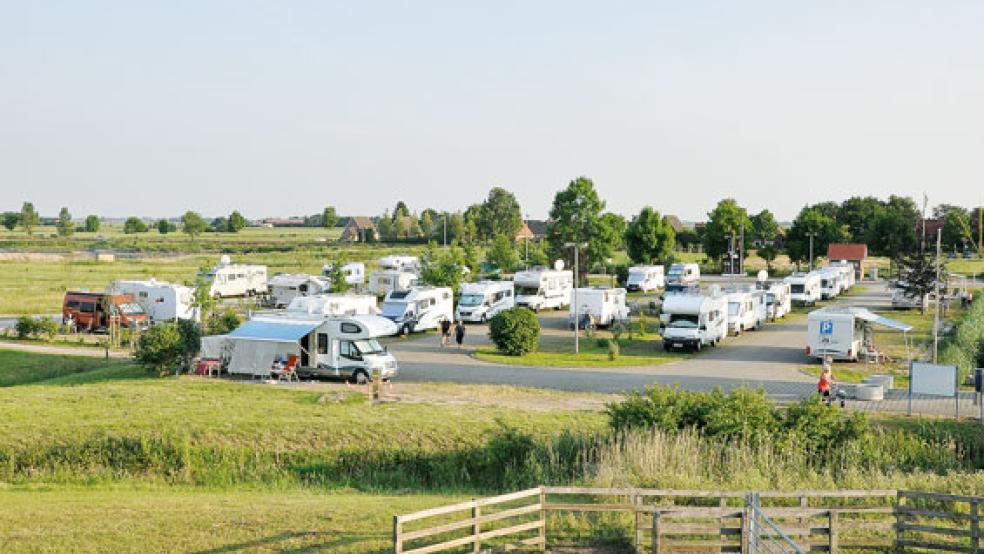 Auch auf dem Wohnmobilstellplatz in Ditzum hat die Gemeinde weniger eingenommen. Das Foto entstand lange vor der Corona-Krise. © Foto: RZ-Archiv