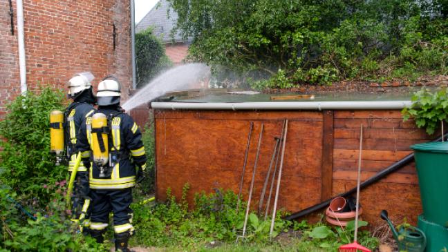 Holzschuppen steht in Flammen