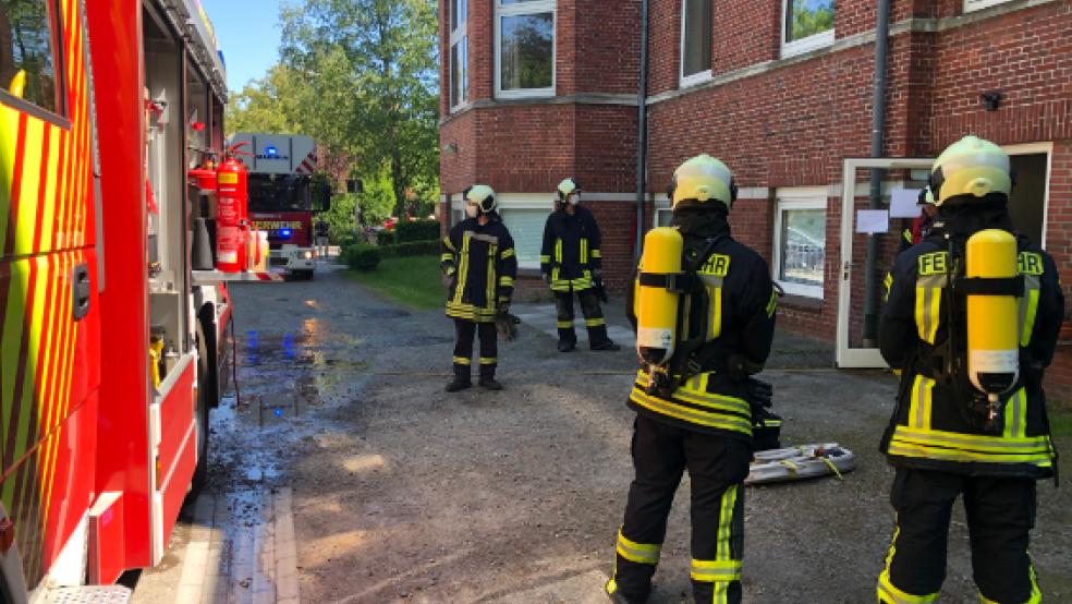 Eine starke Rauchentwicklung im Keller einer Auricher Schule rief heute die Feuerwehr auf den Plan. © Feuerwehr