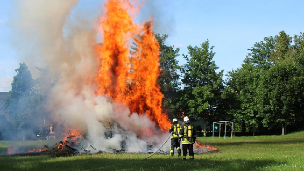 Viel ausrichten konnte die Feuerwehr nicht mehr, der Reisighaufen im Stapelmoorer Park stand in hellen Flammen. © Feuerwehr/Rand