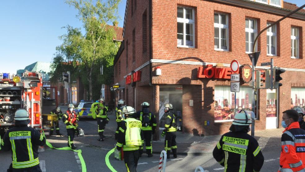 Ein Großaufgebot der Feuerwehr war am Sonntag bei einer Spielhalle in Leer im Einsatz. Hier war es zu einer starken Rauchentwicklung gekommen. © Wolters