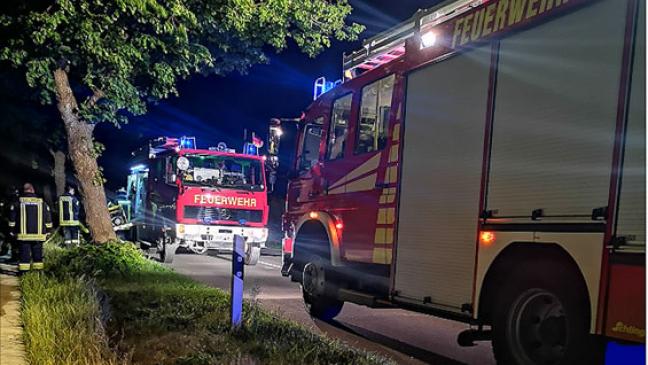 Feuerwehr löscht Heuballen ab