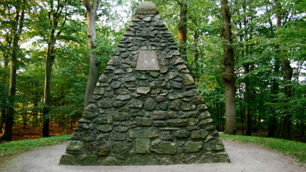 Am Upstalsboom in Aurich-Rahe haben sich im Mittelalter zur Zeit der Friesischen Freiheit die Vertreter der Sieben Seelande versammelt. © Foto: Archiv