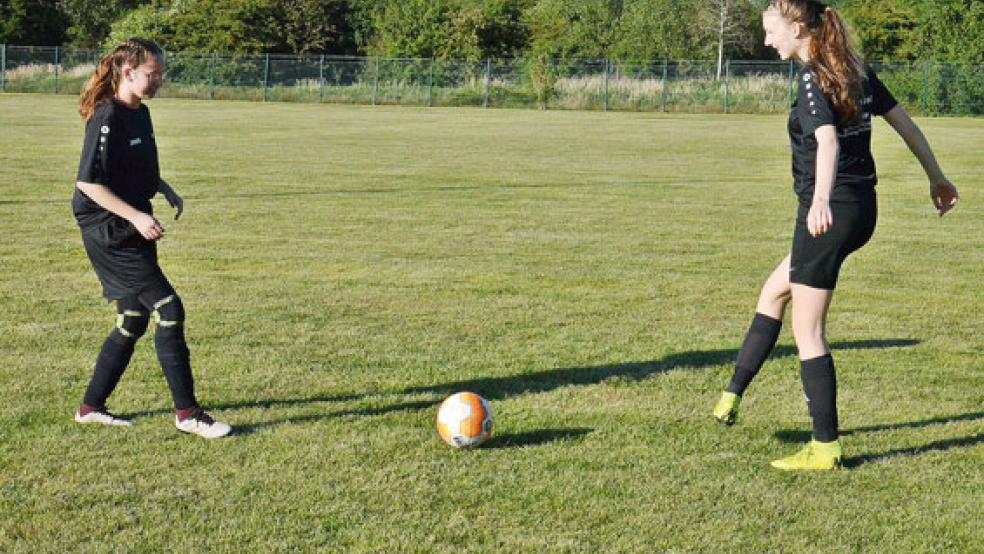 Alina Wichmann (links) und Amke Eden bieten in Bingum wieder Mädchenfußball an. © Foto: Ammermann