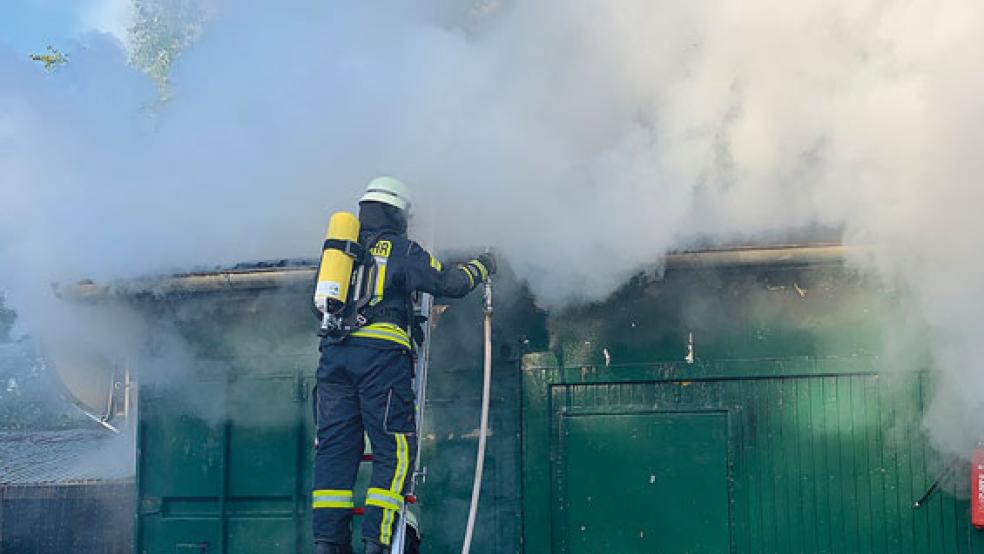 Beim Bootshafen in Ihlowerfehn (Gemeinde Ihlow) hat es gestern am Pfingstmontag gebrannt. © Foto: Feuerwehr